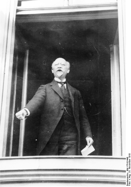 Philipp Scheidemann hält eine Rede von einem Fenster der Reichskanzlei (Bildausschnitt)  (9. November 1918)
